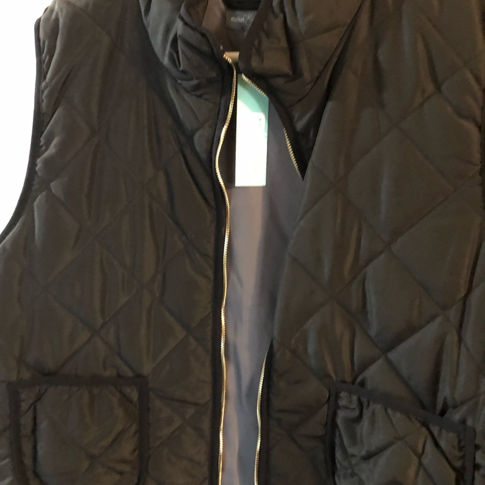 Women’s light weight quilted zip up vest